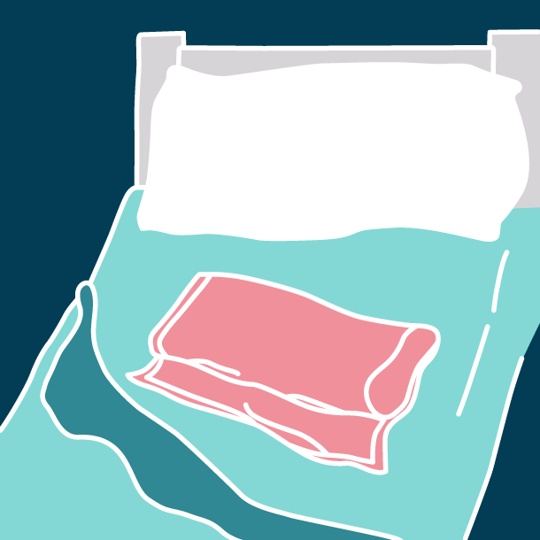 Imagen de una toalla colocada en una cama sobre un fondo azul - Saba